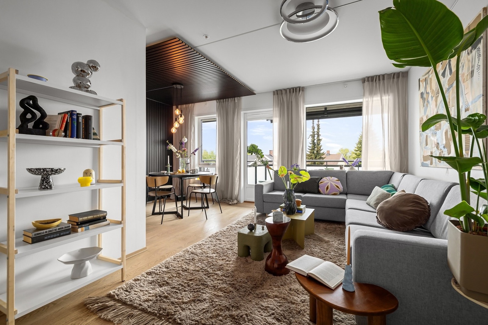 Romslig og sosial stue med store vindusflater som slipper inn rikelig med naturlig lys. Perfekt for både familiekvelder og hyggelige sammenkomster Galleribilde