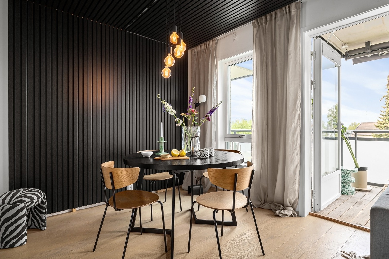 Spilevegg gir en markert og fin plass til spisestuen Galleribilde