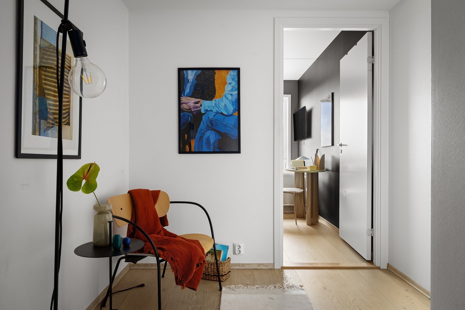 Boligens soverom I og II ligger i motsatt ende av hovedsoverommet Galleribilde