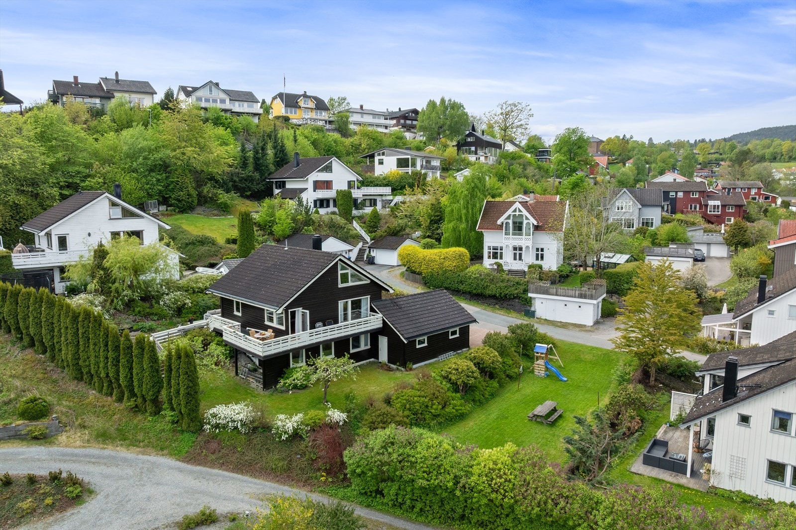 Eiendommen ligger i et veletablert villaområde med særdeles gode solforhold. Galleribilde