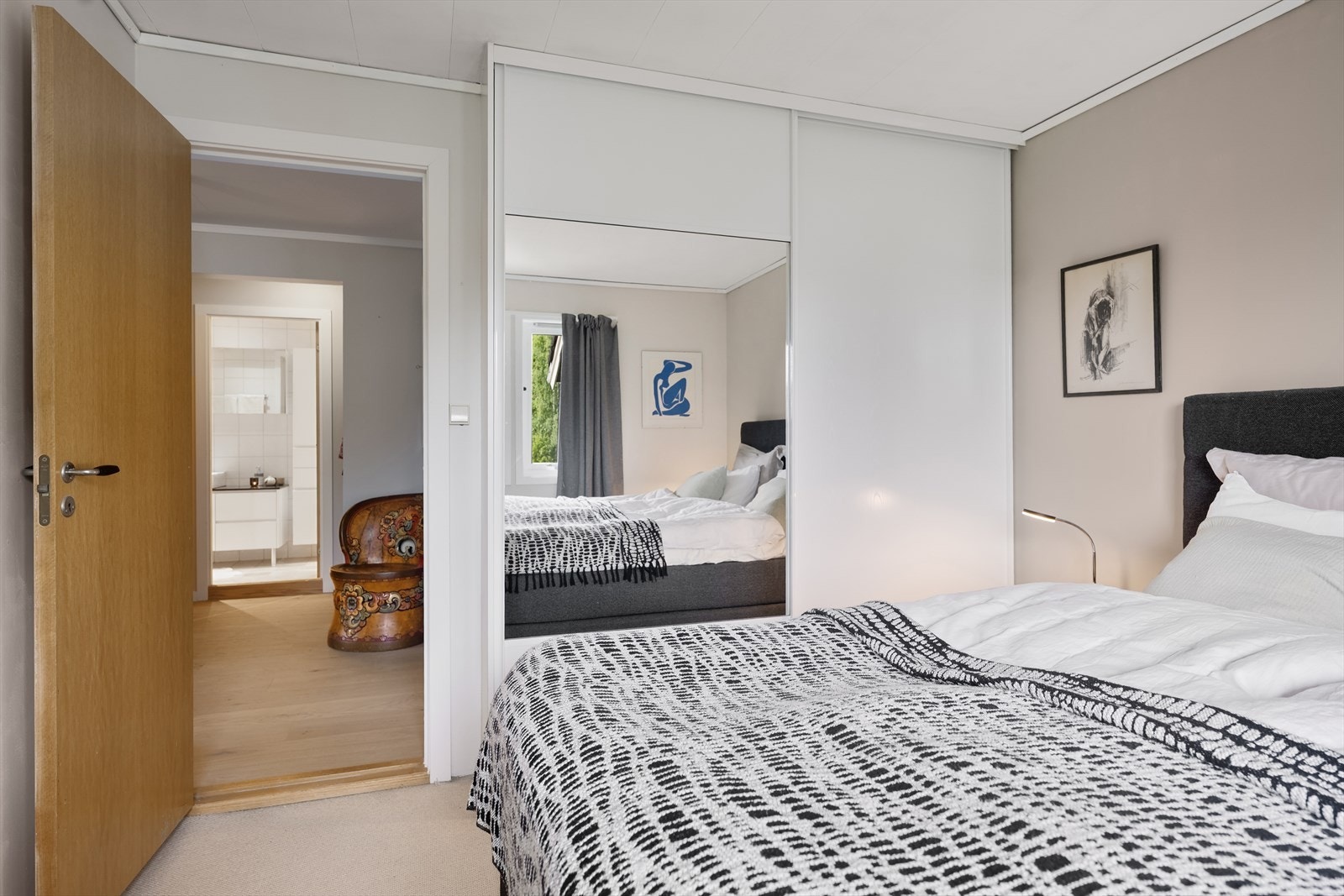 Hovedsoverom med skyvedørsgarderober. Galleribilde