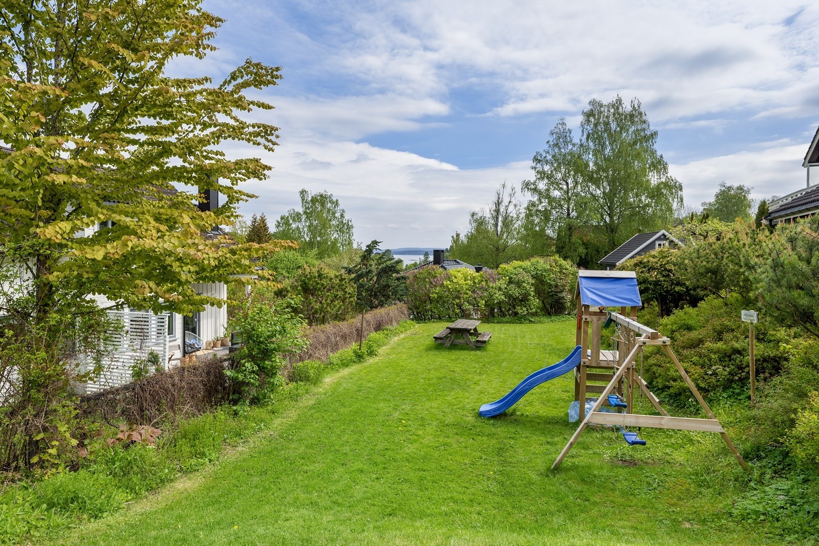 Felles lekeplass for 6 enheter. Denne eiendommen eier 1/6. Galleribilde