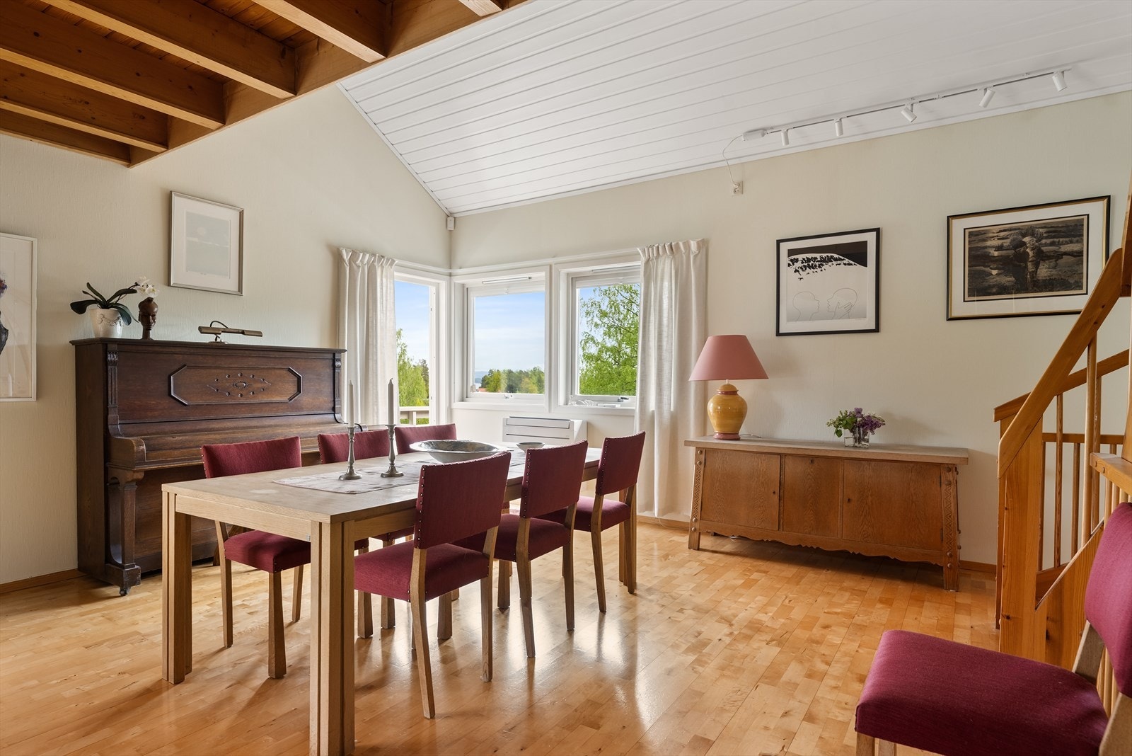 Stue/spisestue med direkte tilgang ut til terrasse. Galleribilde