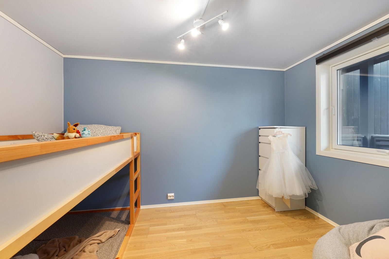 Soverom nr. 2 byr på gode møbleringsmuligheter med plass til seng, skrivebord og garderobeløsning. Galleribilde