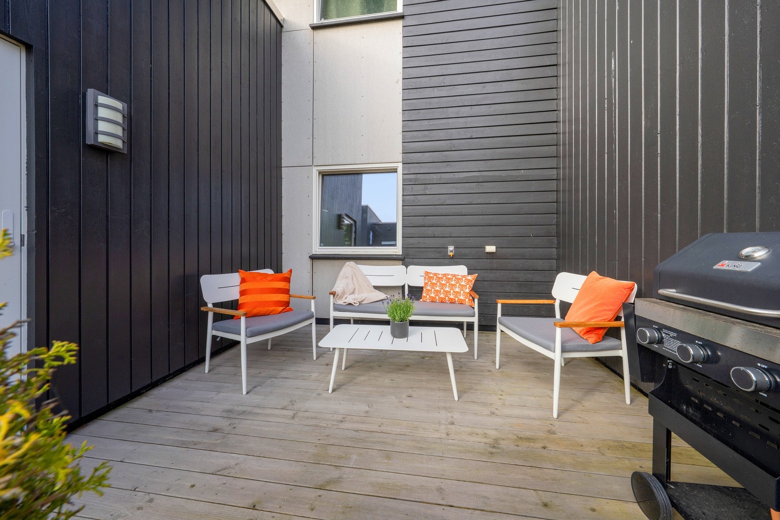 Stor sørvestvendt terrasse som byr på gode solforhold. Galleribilde