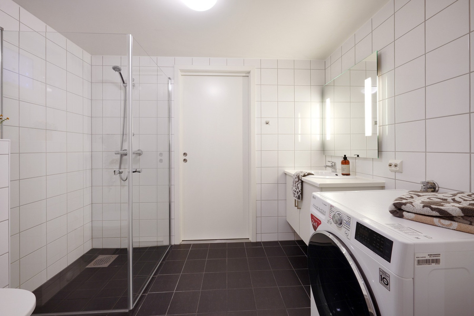 Fint og moderne bad med behagelig varme i gulv. Galleribilde