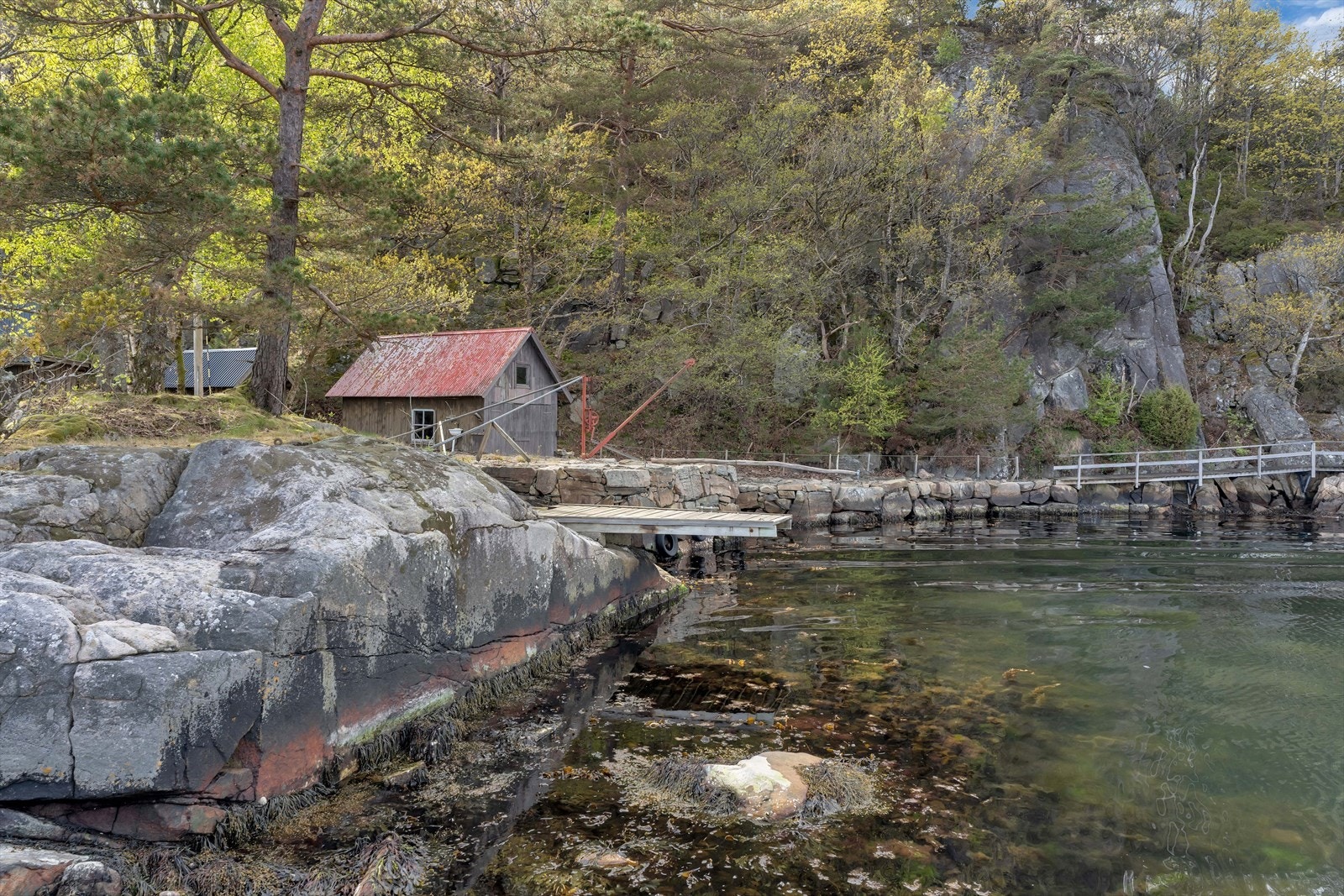 Naustet fra 1980 gir god plass for lagring av båt og fiskeutstyr. Galleribilde