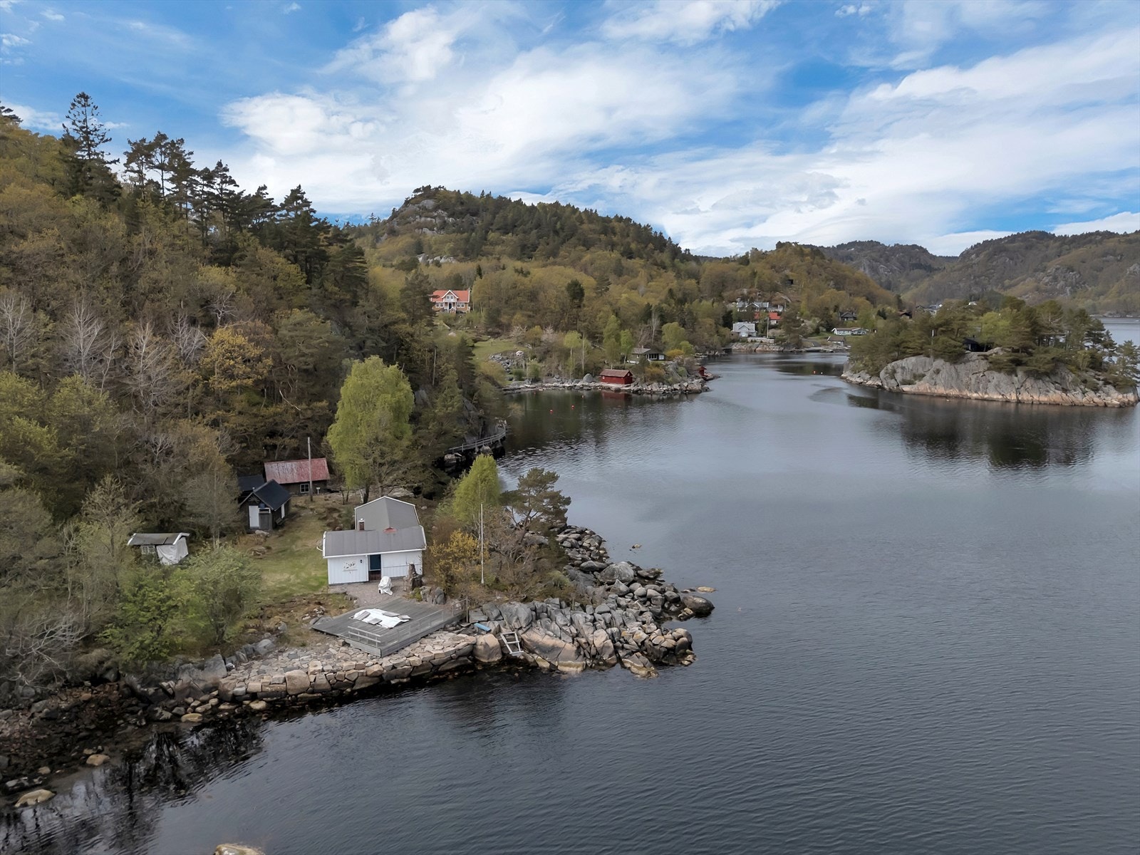 Eiendommen ligger i et område med spredt hyttebebyggelse og mye natur. Galleribilde