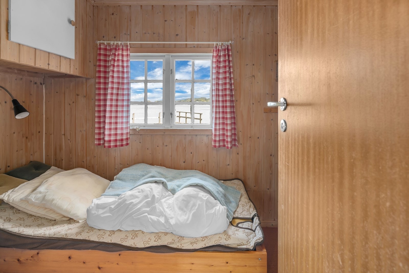 Et lyst og trivelig soverom med vindu mot uteområdet. Galleribilde