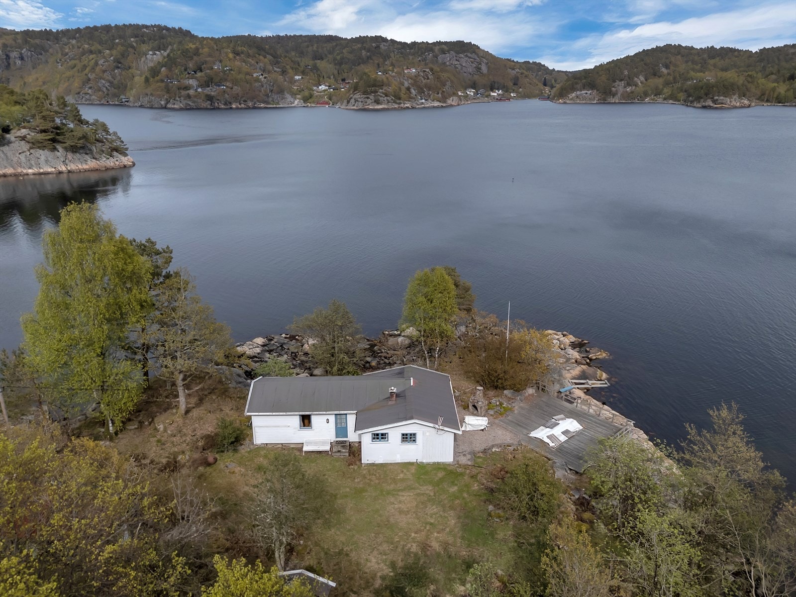 Eiendommen ligger usjenert og idyllisk til med umiddelbar nærhet til sjøen. Galleribilde