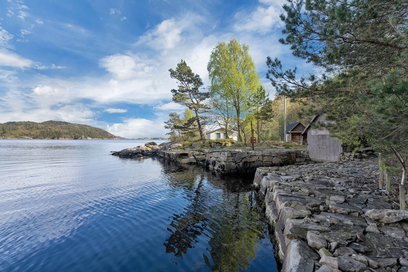 Eiendommen har egen strandlinje med naust og etablert bryggeanlegg. Galleribilde