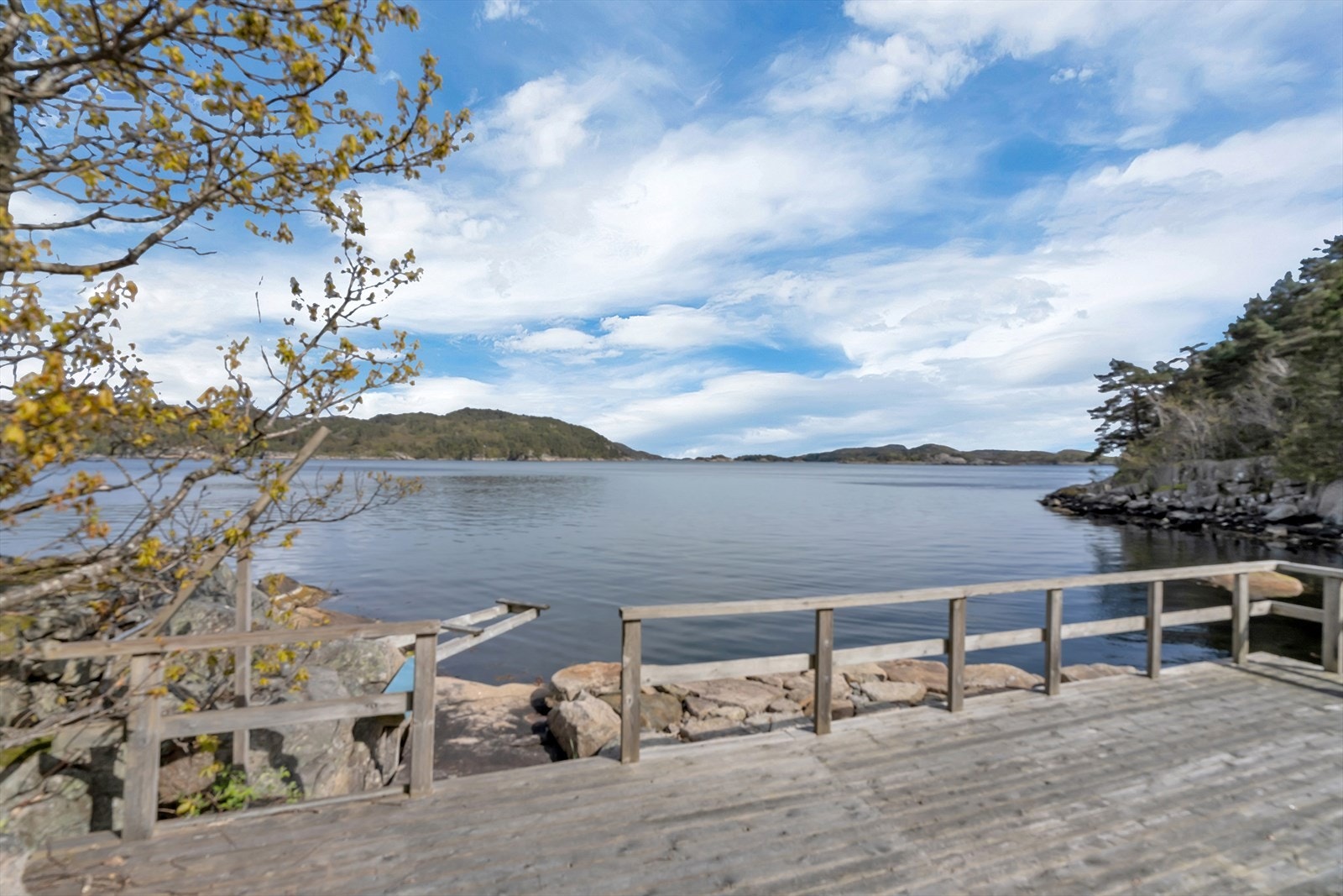 Fra terrassen er det direkte tilgang til svaberg og sjø. Galleribilde