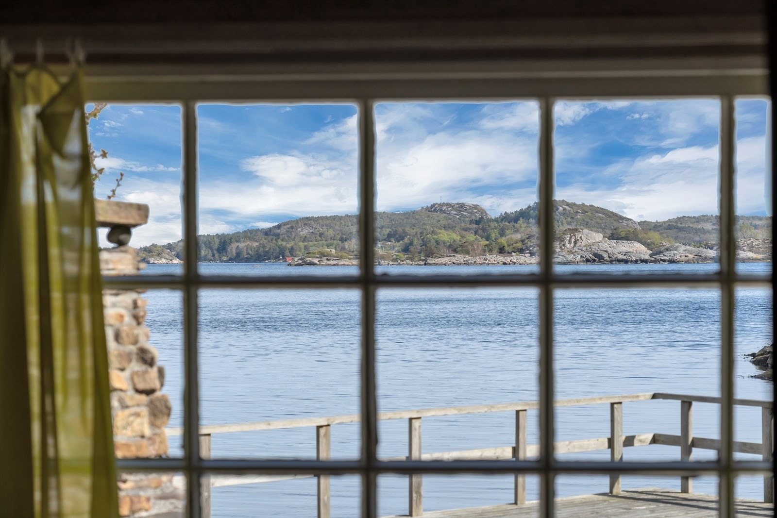 Utsikt fra stuevinduet rett ut mot skjærgården. Galleribilde