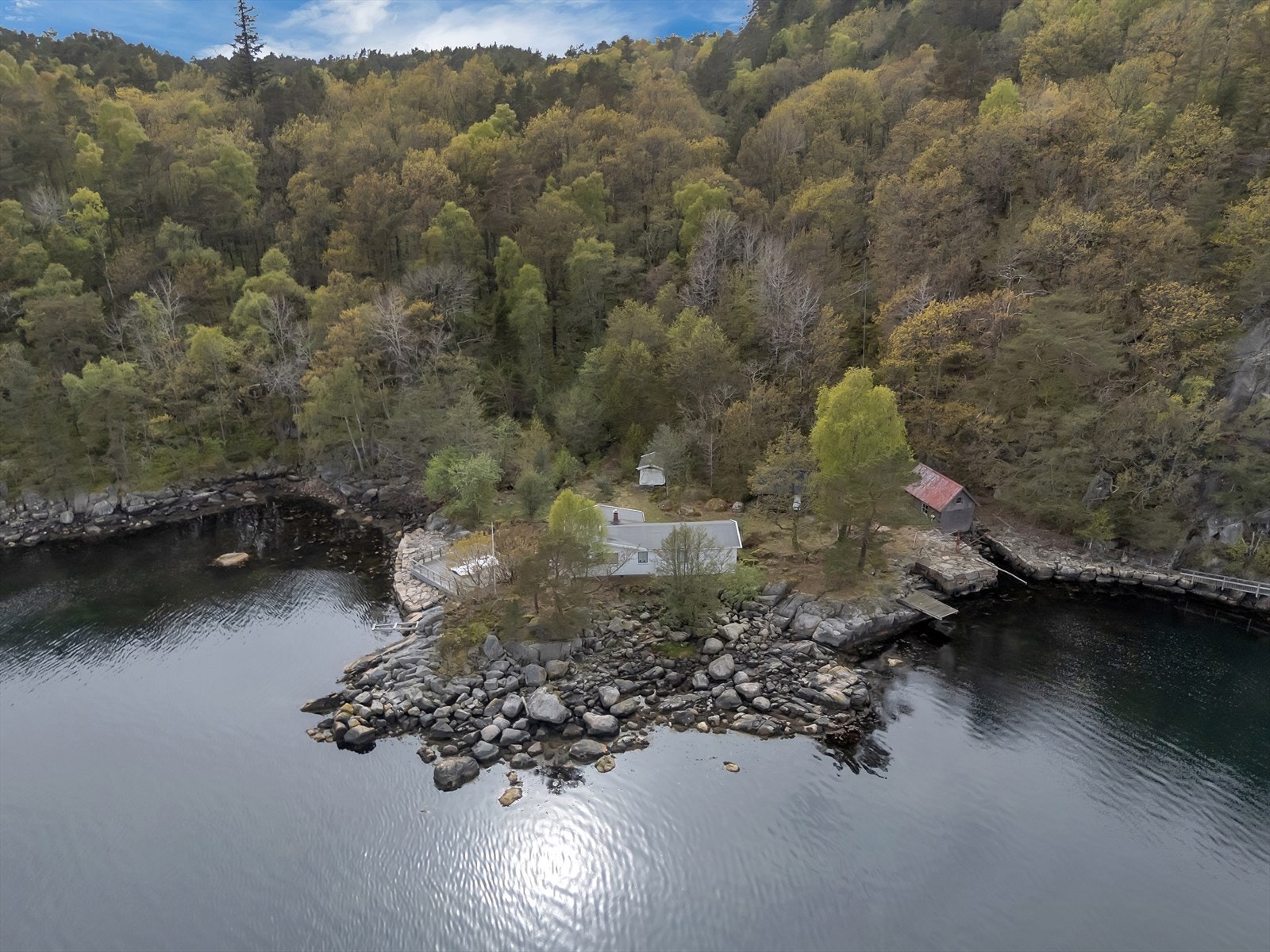 En idyllisk plassering for rekreasjon og fritid, med kort vei til åpent hav. Galleribilde