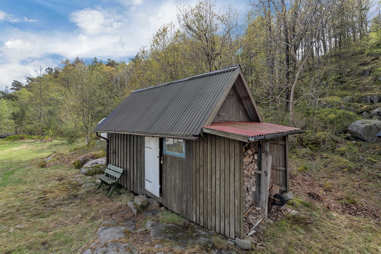På tomten er det flere mindre uthus som gir god lagringsplass. Galleribilde