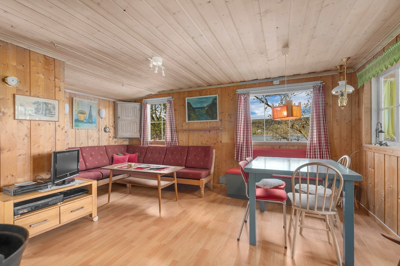 Overflatene preges av trepanel på vegger og i himling, som gir en klassisk hyttefølelse. Galleribilde