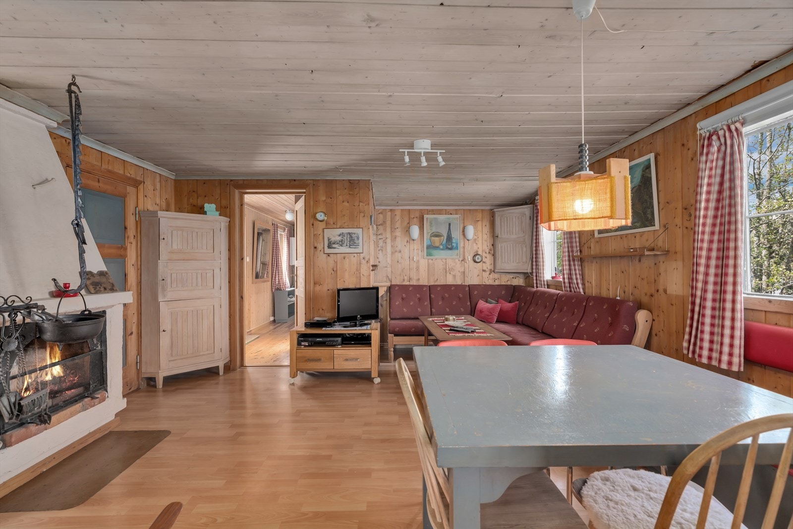 Hovedrommet har plass til både en sofagruppe og en egen spiseplass. Galleribilde