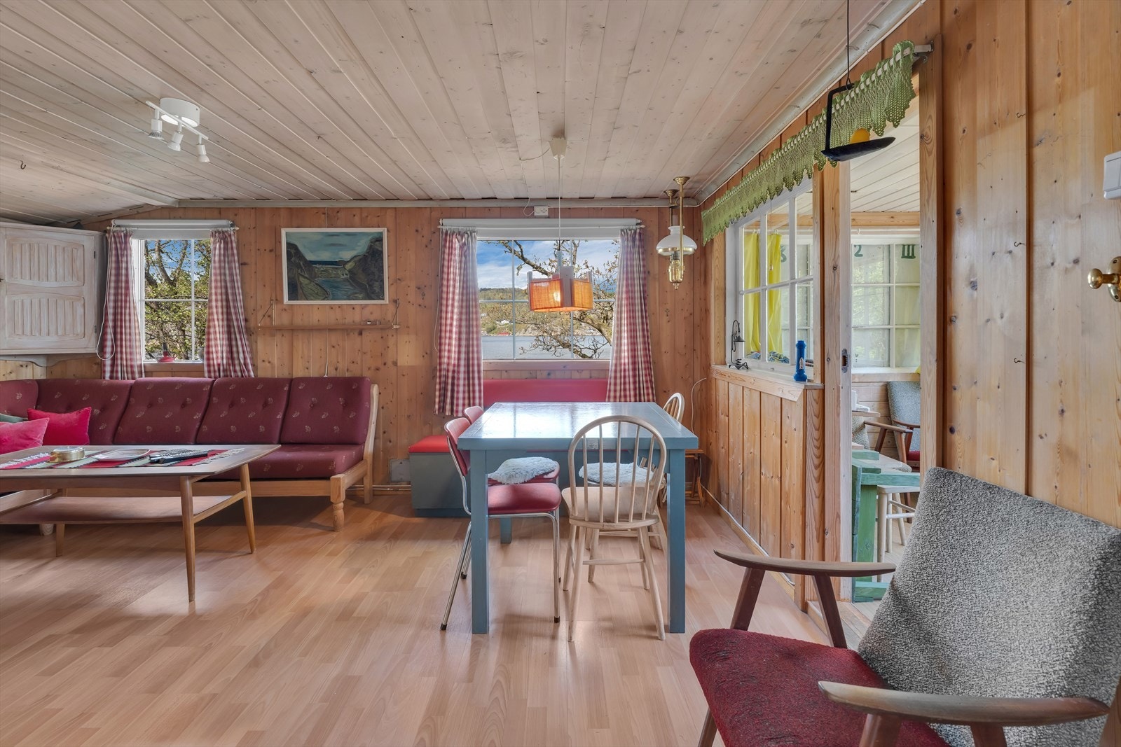 Fra stuen har man utsikt mot sjøen gjennom flere vinduer. Galleribilde