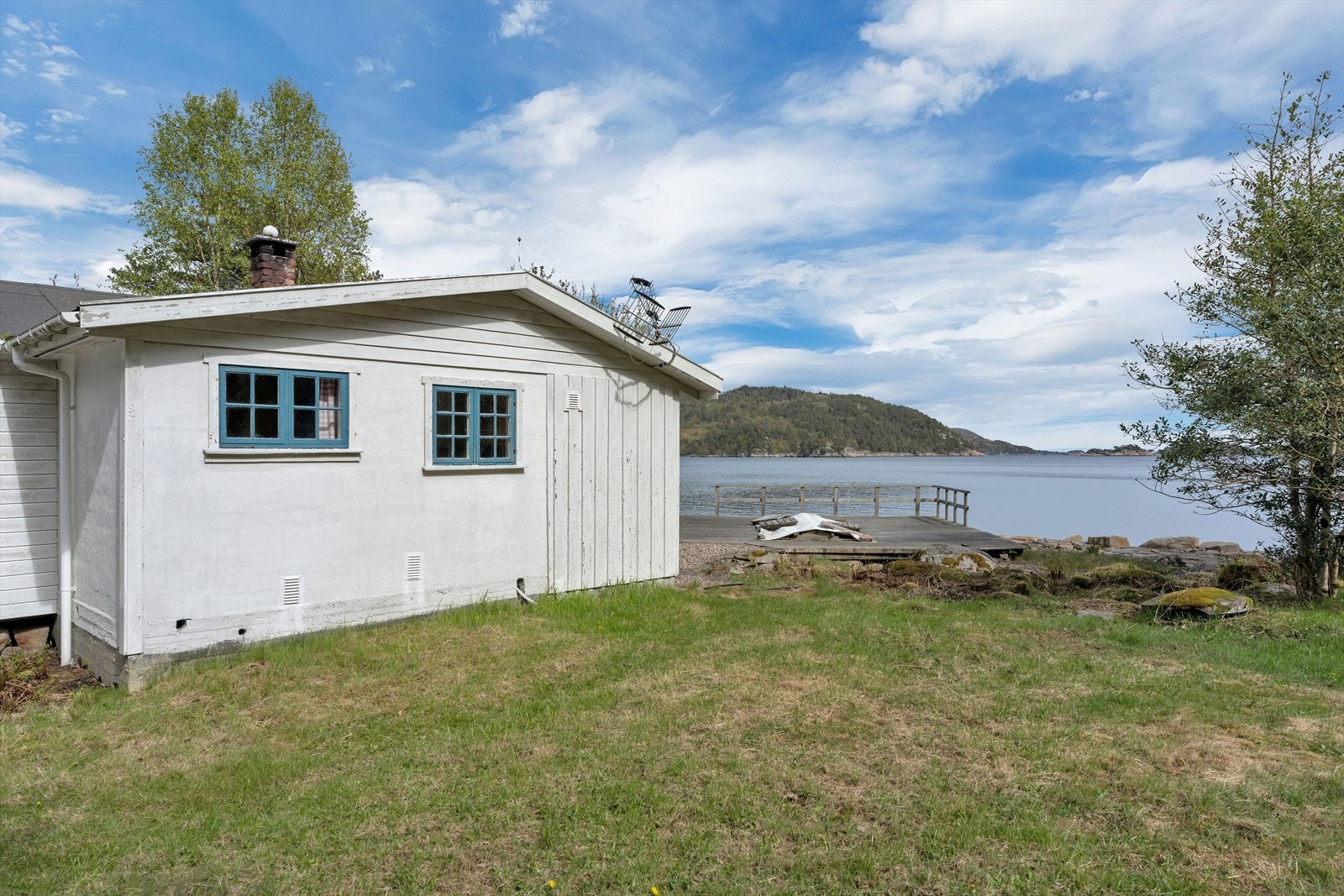Hytta ligger helt i vannkanten, med et flott uteområde som vender mot sjøen. Galleribilde