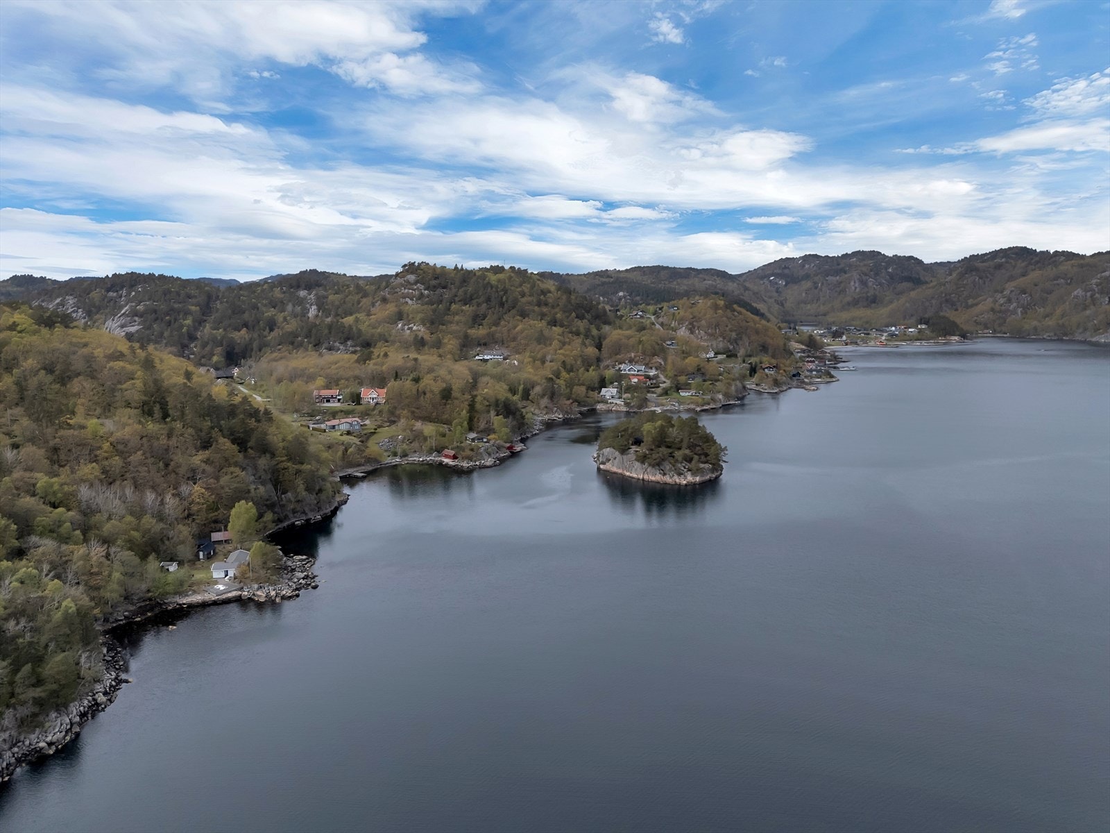 Området byr på fine turmuligheter, enten langs kysten eller i skogen. Galleribilde