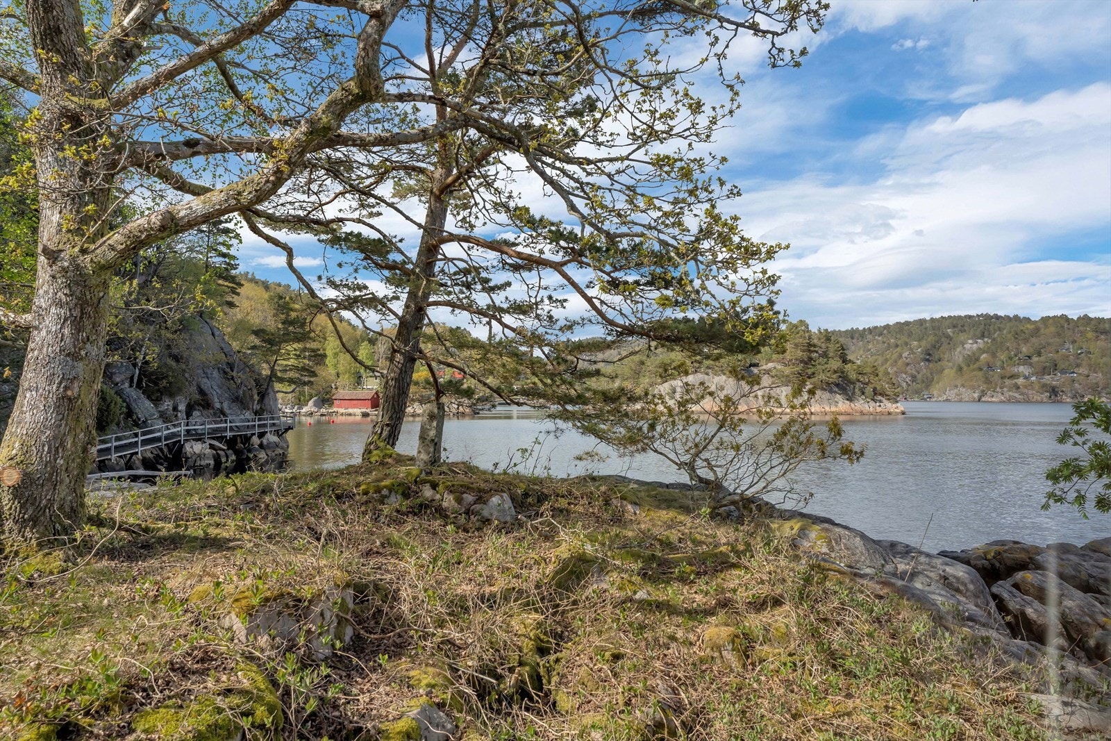 Adkomst til eiendommen går via en gangvei av tre langs sjøen. Galleribilde
