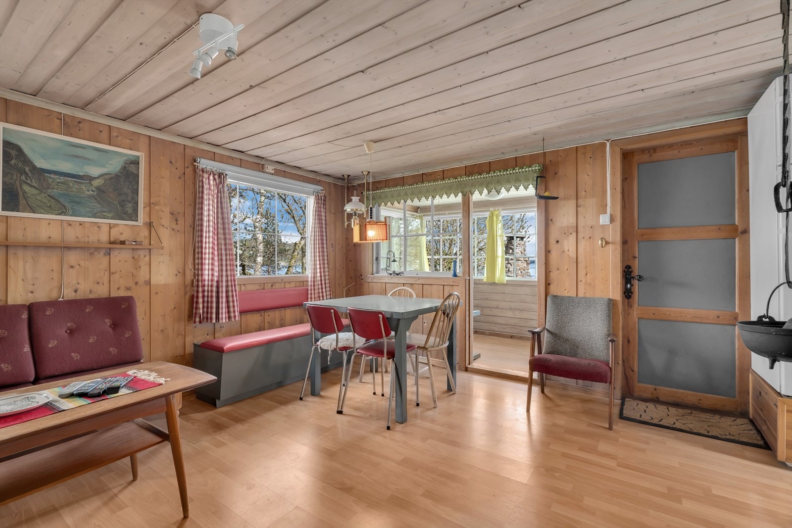 Fra stuen er det inngang til et av soverommene og videre til tilbygget. Galleribilde