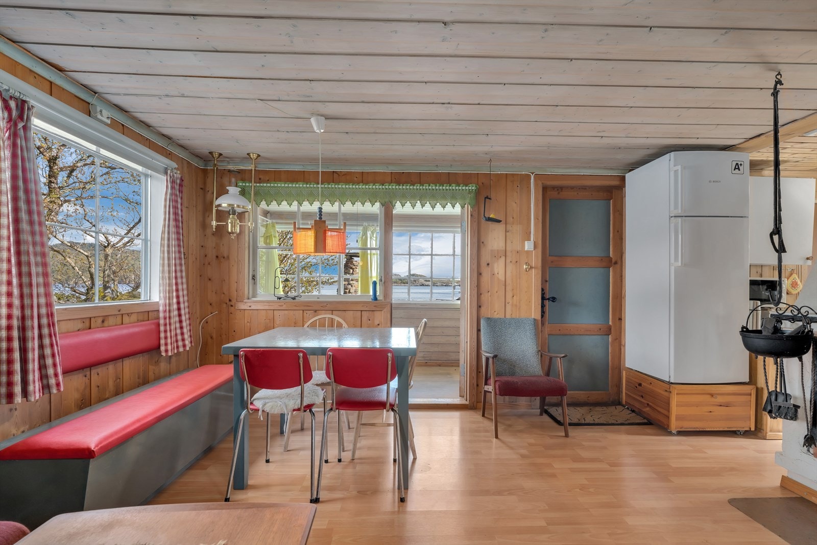 Spiseplass med fastmontert benk og utsikt mot vannet. Galleribilde