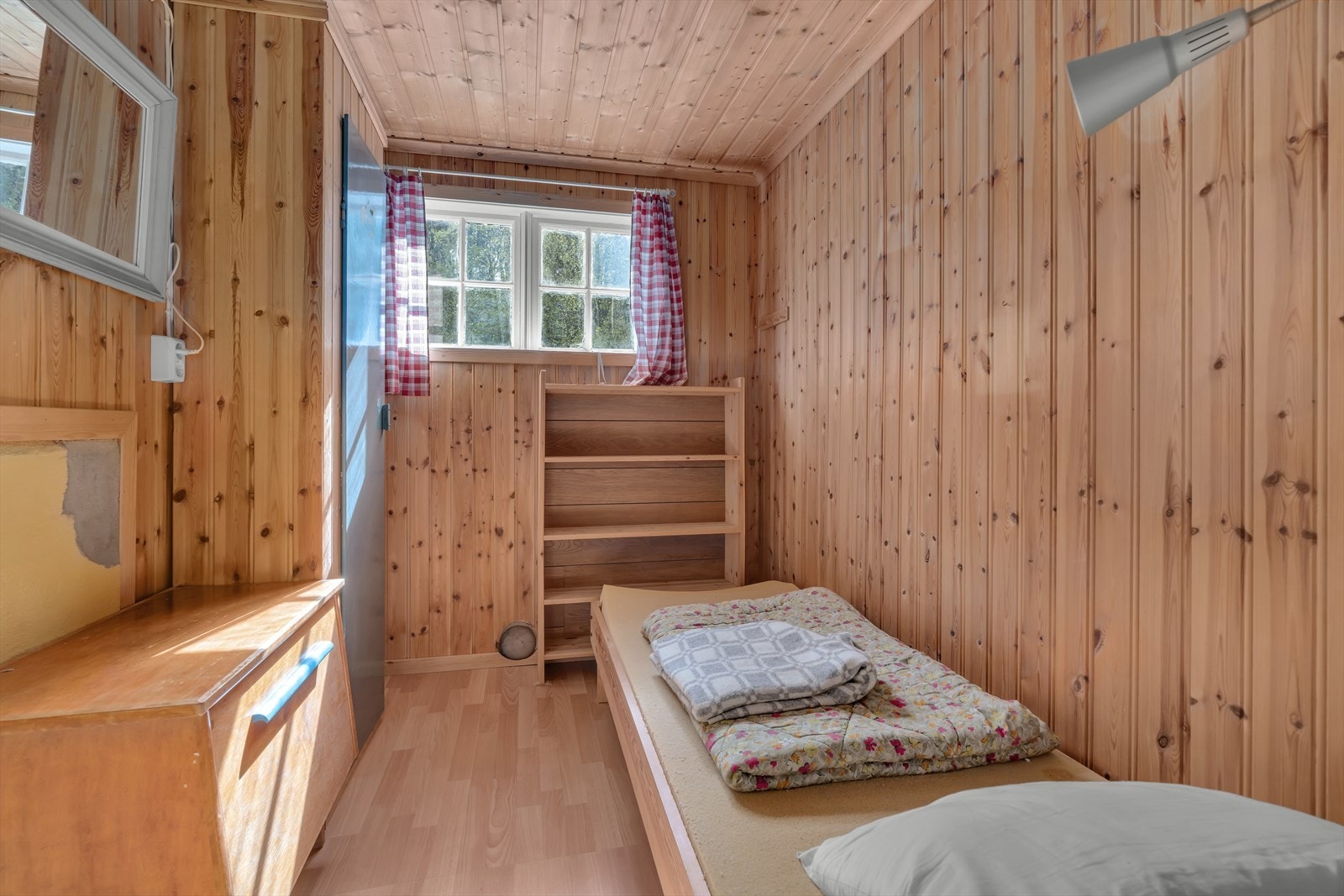 Soverom med laminatgulv og plassbygde hyller. Galleribilde