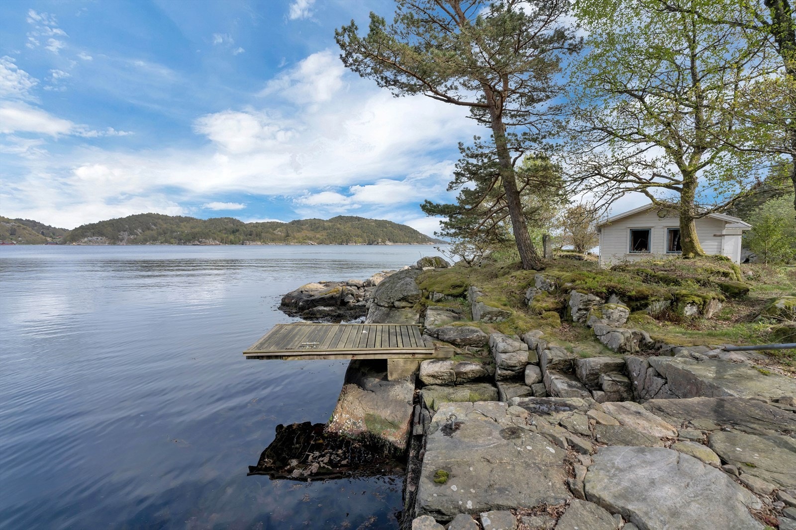 Eiendommen ligger for seg selv på et nes, omgitt av sjø og natur. Galleribilde