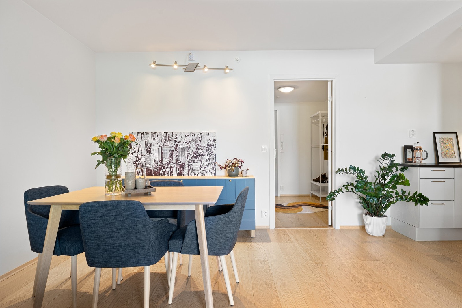 Bygget ble oppført i 2018 og innehar med det alt du kan forvente av moderne kvaliteter. Deriblant fjernvarme, balansert ventilasjon og heisadkomst. Galleribilde