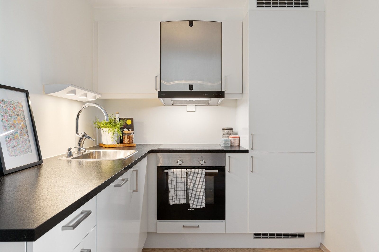 Kjøkkenventilator har avtrekk via boligens balanserte ventilasjonsanlegg. Galleribilde