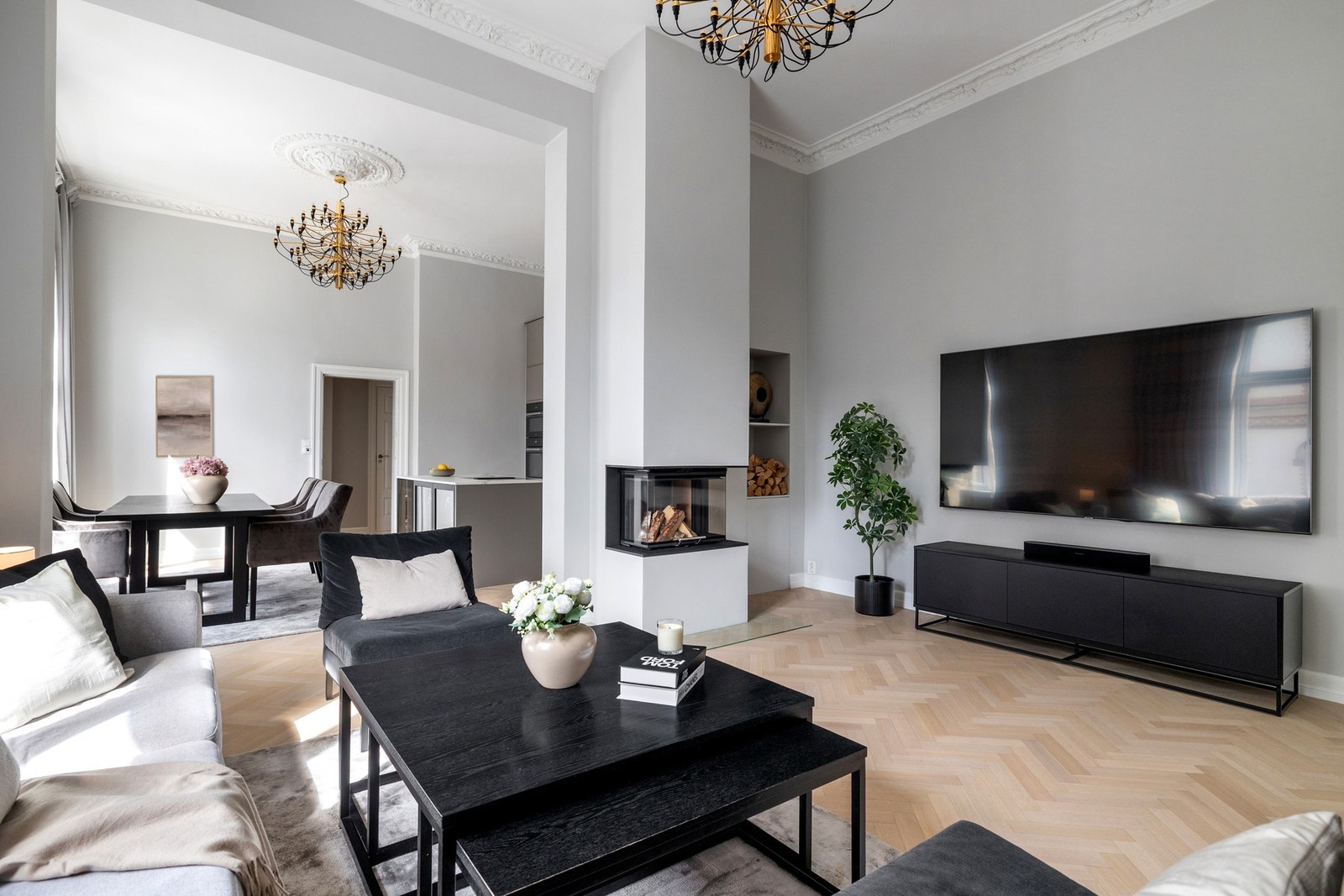 I 2020 var leiligheten gjenstand for betydelig oppgradering, og dette har resultert i en smakfull leilighet med gjennomført eleganse og godt bevart særpreg Galleribilde