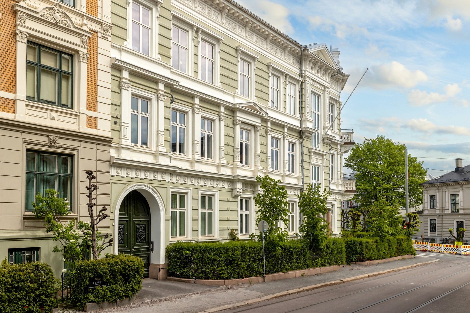 Bare fysiske personer (enkeltpersoner) kan være aksjeeiere i selskapet, og bare personer som bor eller skal bo i boligen kan eie aksjer, ref. R7s vedtekter Galleribilde
