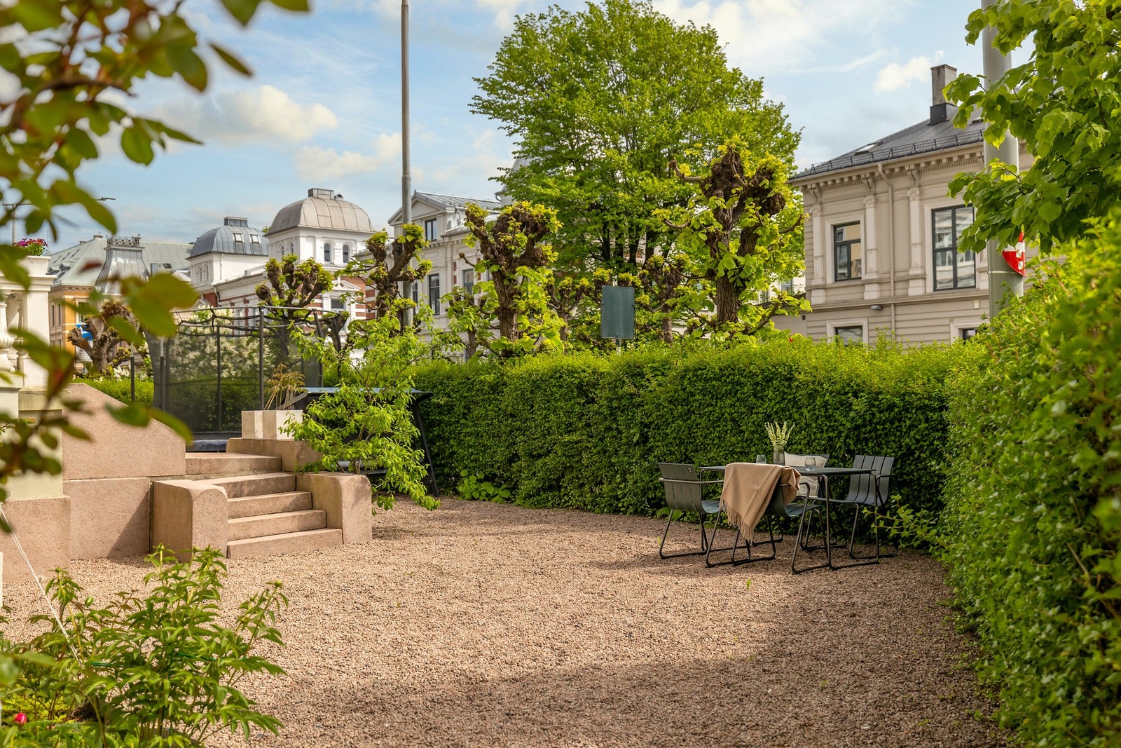 Her er det velholdte og skjermede uteområder med beplantning, flere sittegrupper og hyggelige oppholdsarealer perfekt for sosiale sammenkomster Galleribilde