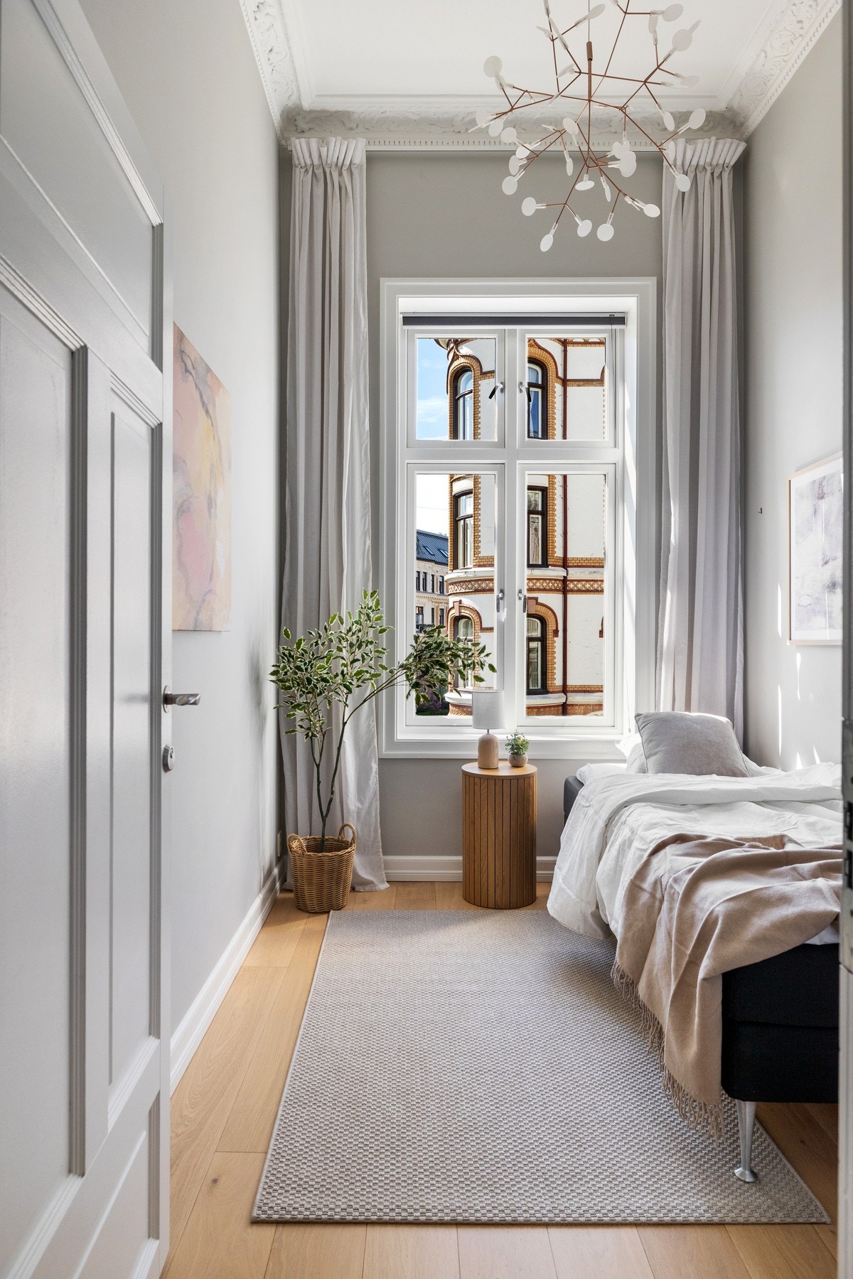 Soverom II er av god størrelse og har plass til seng og skap Galleribilde