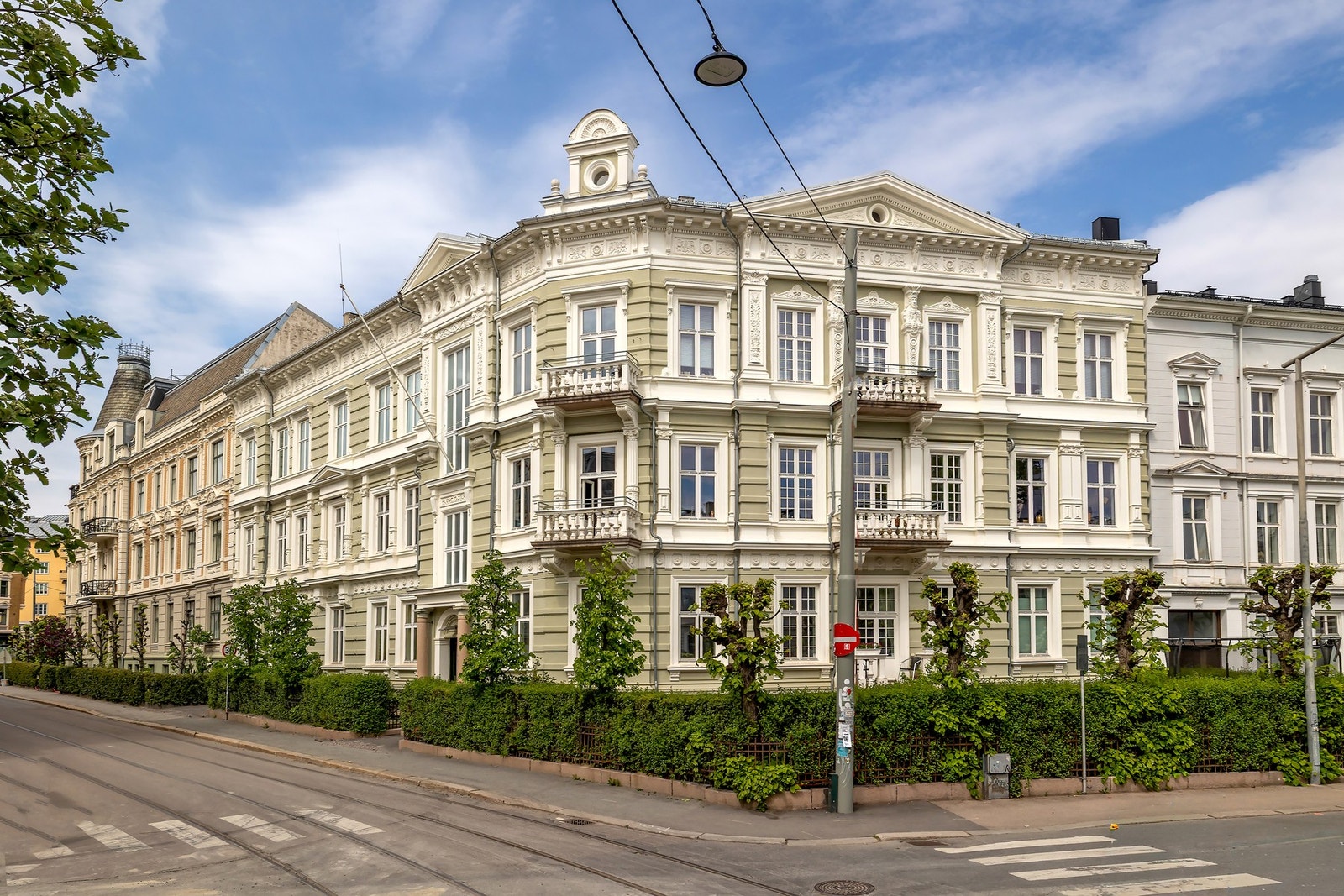Leiligheten ligger i en klassisk og representativ bygård fra 1887 som har utført en rekke vedlikeholdsoppgaver som blant annet nyetablerte balkonger i bakgården i 2025 Galleribilde