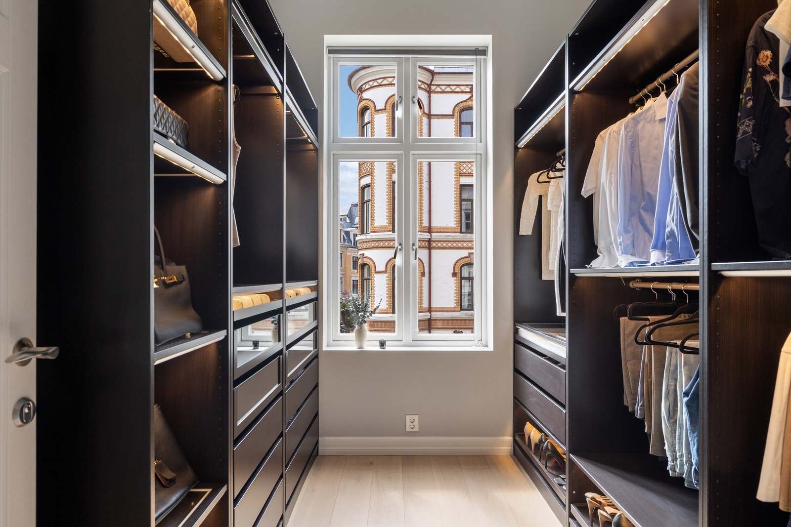 Rommet ved siden av soverom II er innredet som et walk-in closet med spesialtilpasset skap og integrert belysning Galleribilde