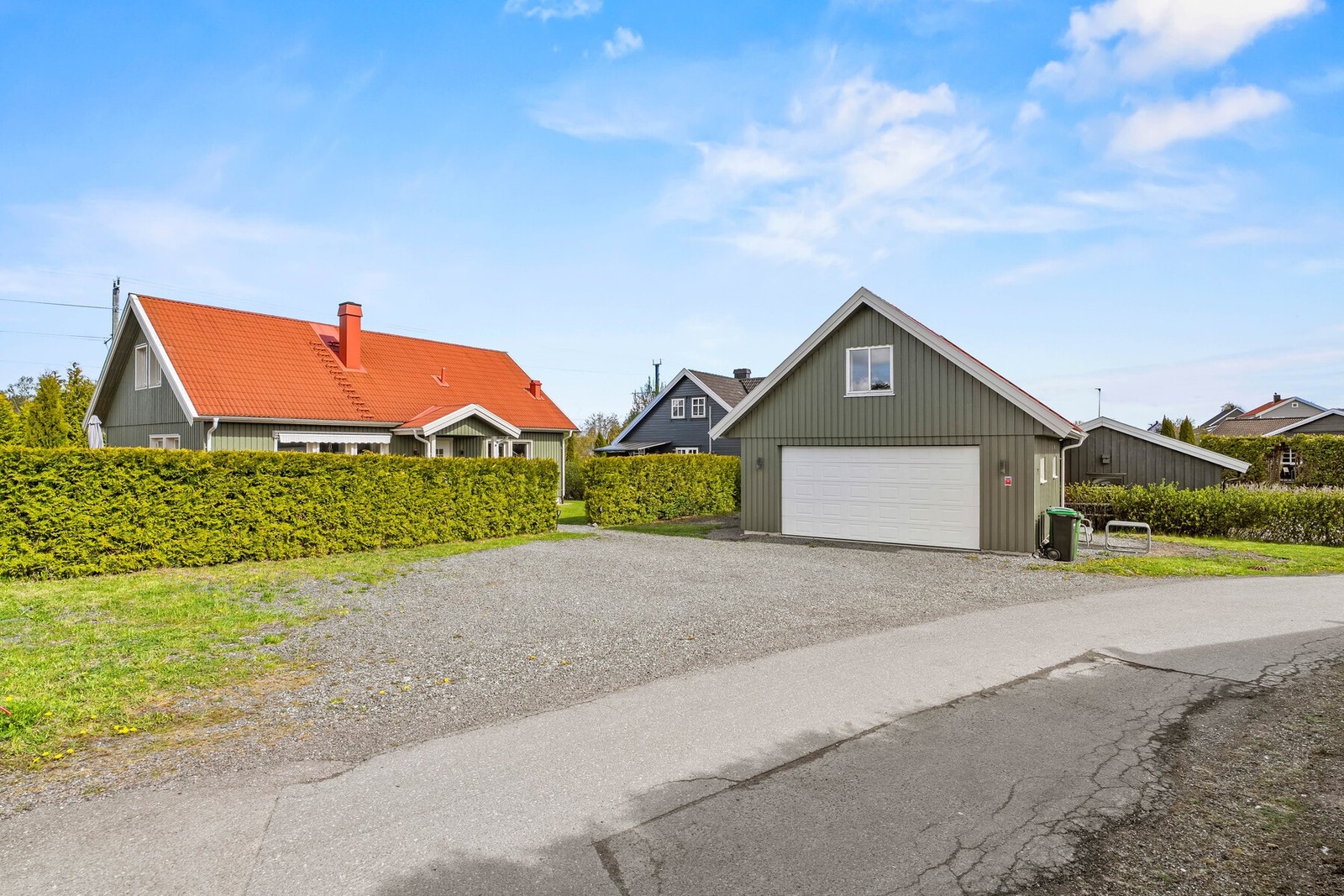 Stor gårdsplass med plass til mange biler ved besøk. Galleribilde
