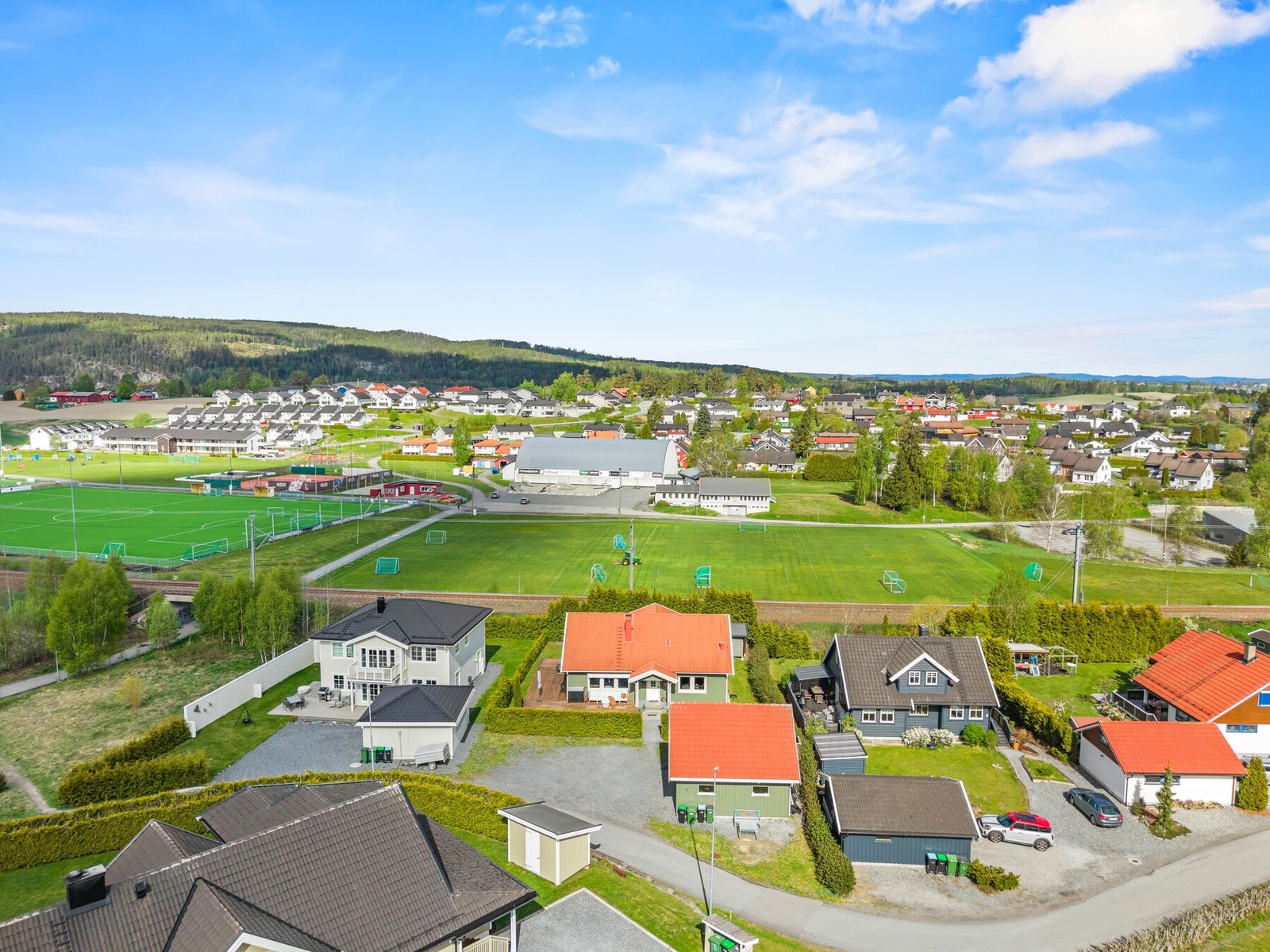 For deg som pendler er det enkel tilgang til både buss og tog, med gode forbindelser mot Lillestrøm og Oslo. Med tog kommer man seg effektivt til hovedstaden, samtidig som man kan bo i rolige og grønne omgivelser. Galleribilde