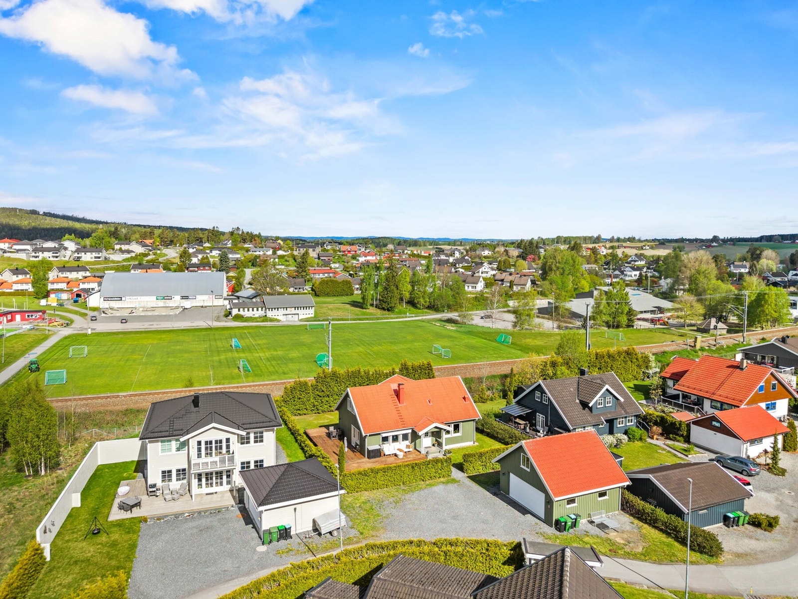 Velkommen Østligutua 7 - Sjarmerende enebolig med dobbelgarasje - Stor hage - Terrasse på 74kvm! Galleribilde