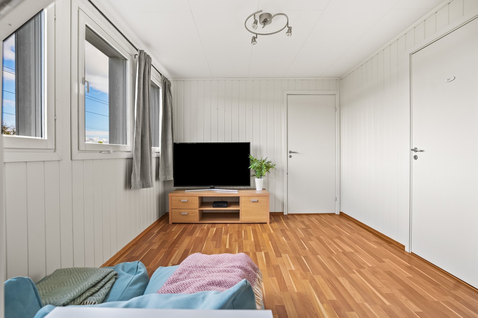 Her er det god plass til både sofagruppe, tv-løsning og øvrig møblement. Galleribilde