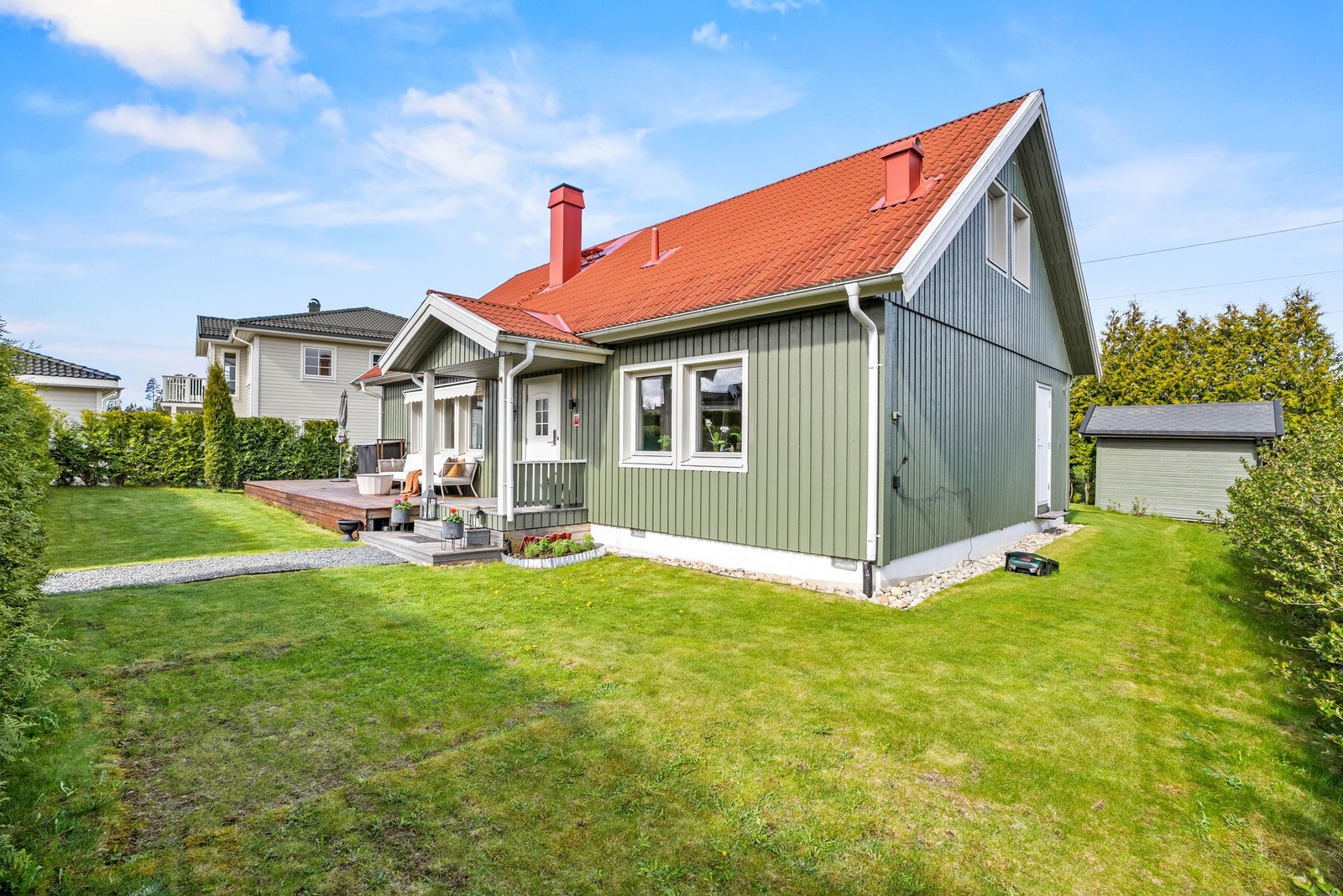 Boligen er oppvarmet med panelovner, elektrisk gulvvarme og vannbåren varme til radiatorer. Det er også installert Nibe varmepumpe og peisovn i stuen. Galleribilde