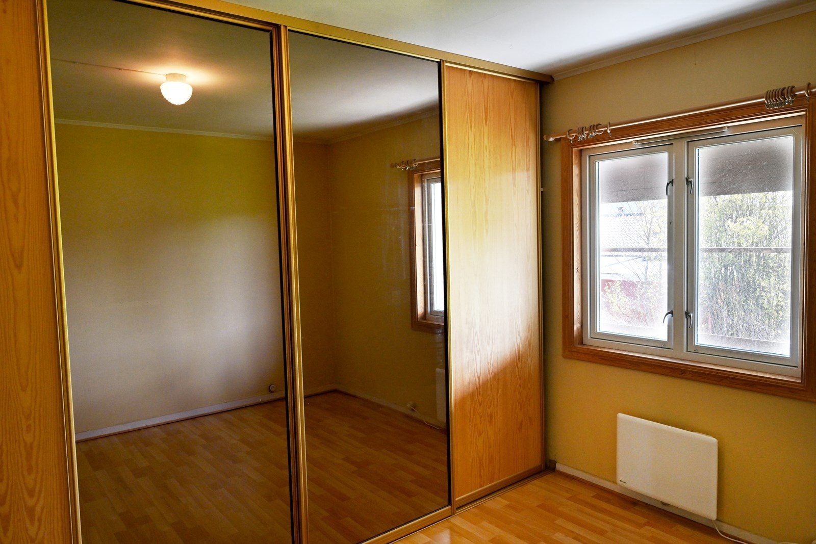 Soverom 1 av 3. Skyvedørsgarderobe. Soverommene er fra 8 - 11,5 kvm. Galleribilde