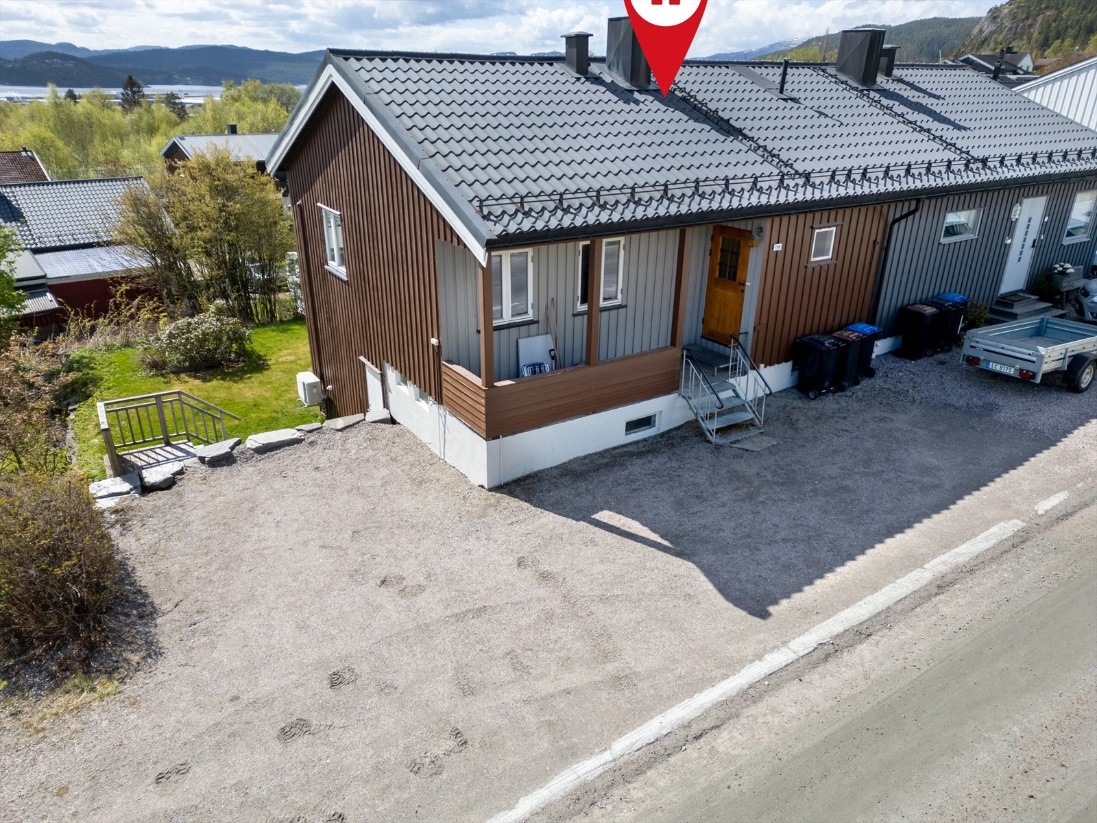 Godt med parkering utenfor bolig. I tillegg medfølger det garasje i fellesrekke. Galleribilde