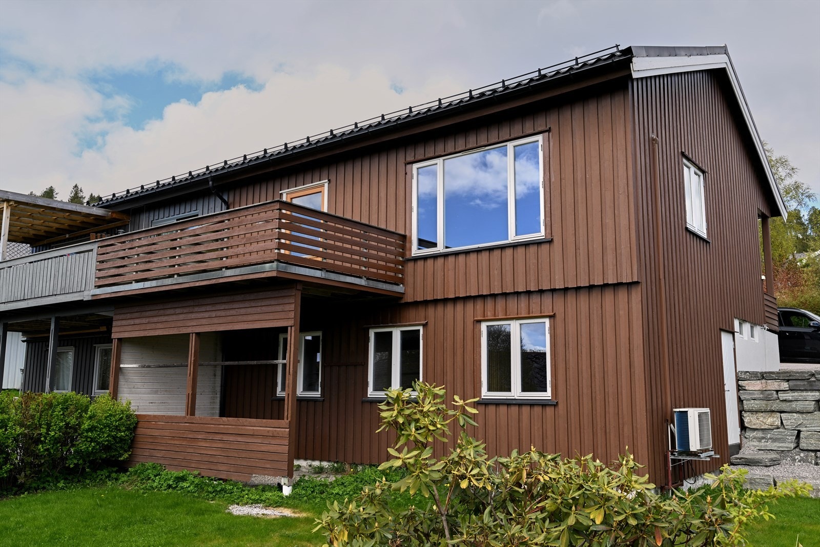 Innholdsrik bolig over 2 plan. Boligen har behov for renovering/oppgradering. Galleribilde