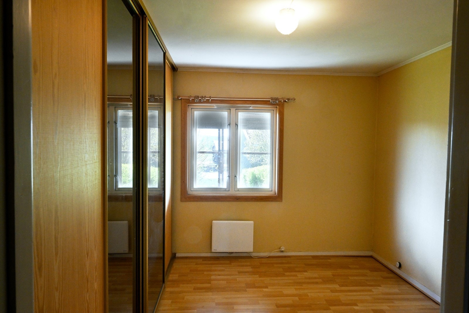 Soverom 1 av 3. Skyvedørsgarderobe. Soverommene er fra 8 - 11,5 kvm. Galleribilde