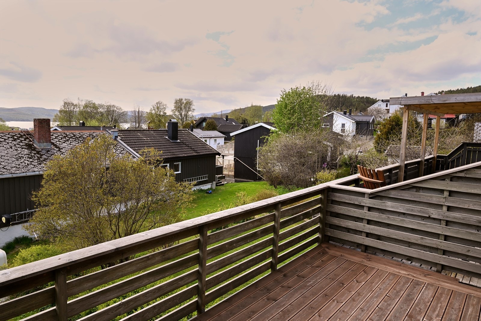 Veranda på ca. 12 kvm med flott utsikt. Gode lys og solforhold. Galleribilde