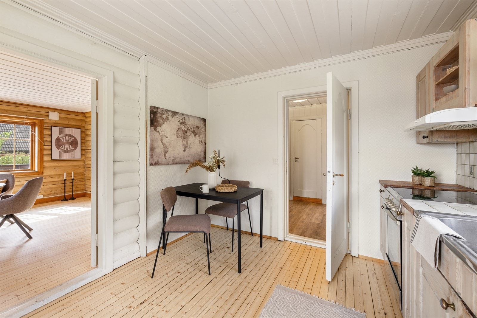 Kjøkkenet har plass til en hyggelig spisekrok for hverdagsmåltidene. Galleribilde