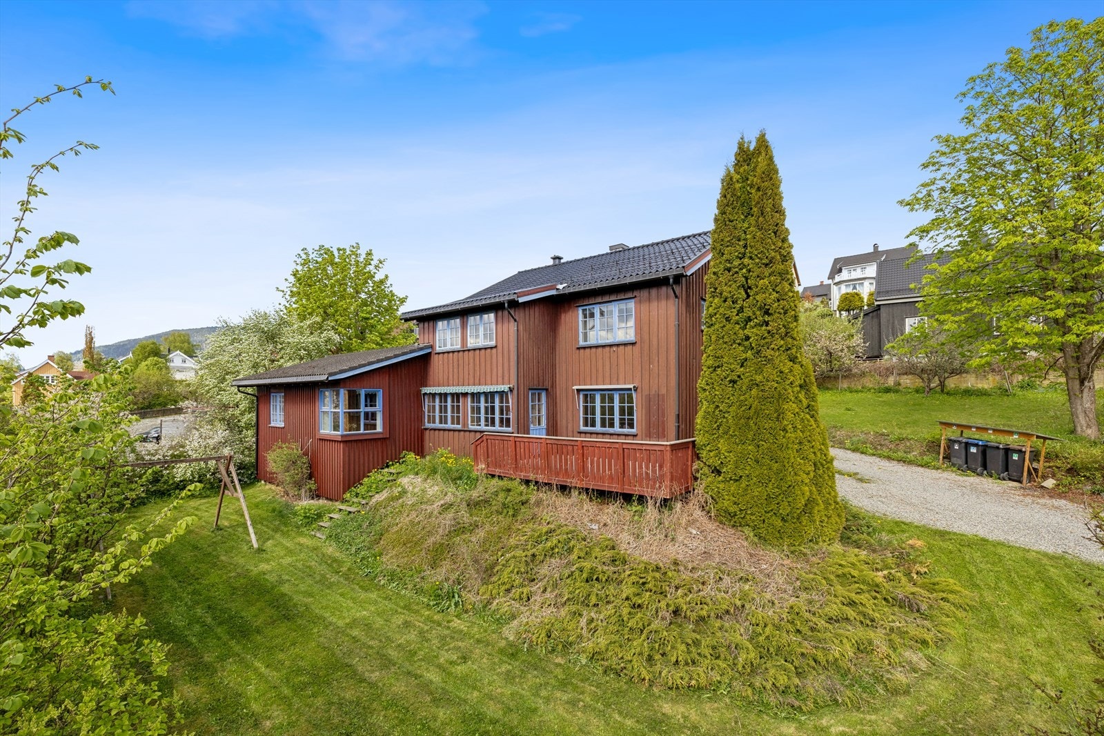 Boligen har en vestvendt terrasse (ikke godkjent, se pkt. ferdigattest) på 26 m². Galleribilde