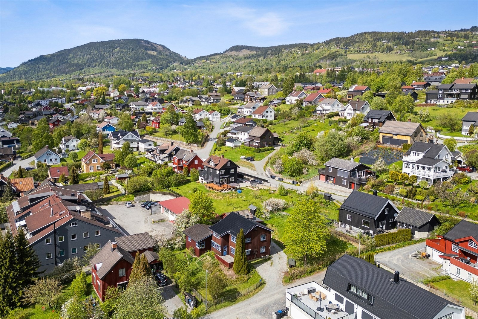 Området byr også på flotte turmuligheter året rundt, med stier og rekreasjonsområder langs Mesnaelva og opp mot Balbergkampen. Galleribilde